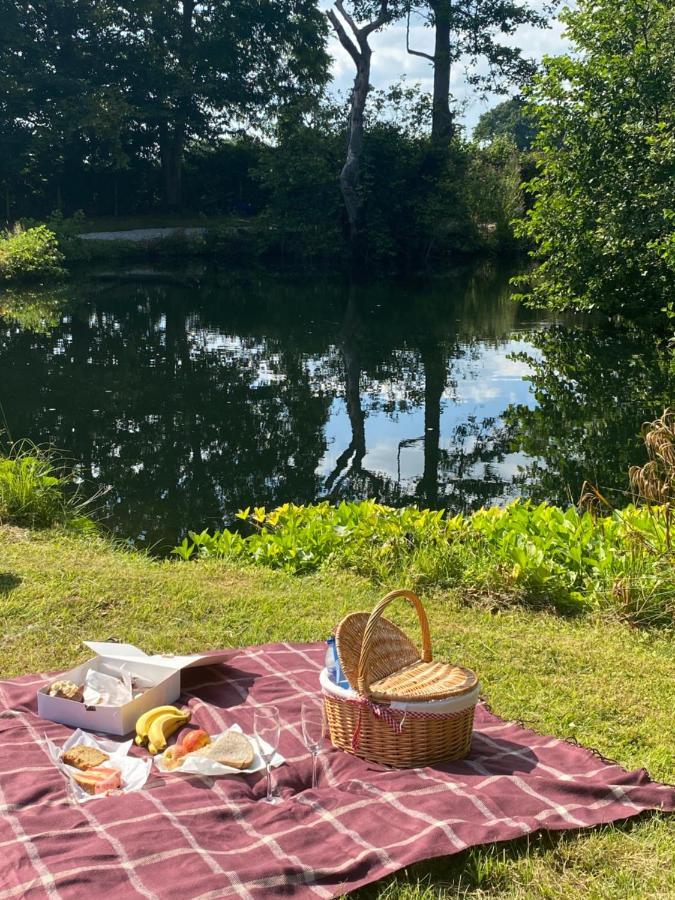 The Shepherd'S Hut - Wild Escapes Wrenbury Off Grid Glamping - Ages 12 And Over Baddiley Екстериор снимка