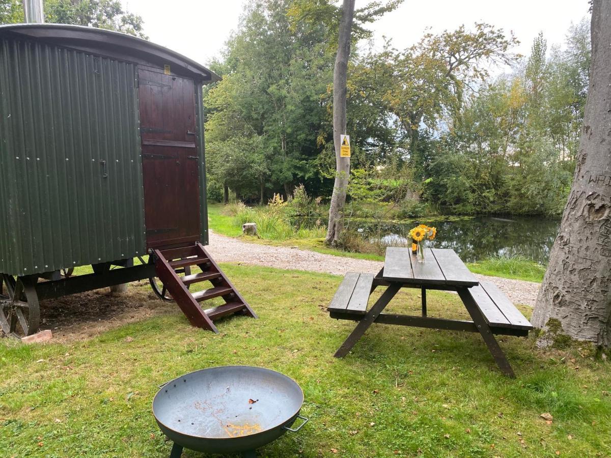 The Shepherd'S Hut - Wild Escapes Wrenbury Off Grid Glamping - Ages 12 And Over Baddiley Екстериор снимка