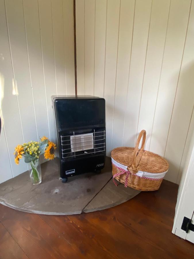 The Shepherd'S Hut - Wild Escapes Wrenbury Off Grid Glamping - Ages 12 And Over Baddiley Екстериор снимка